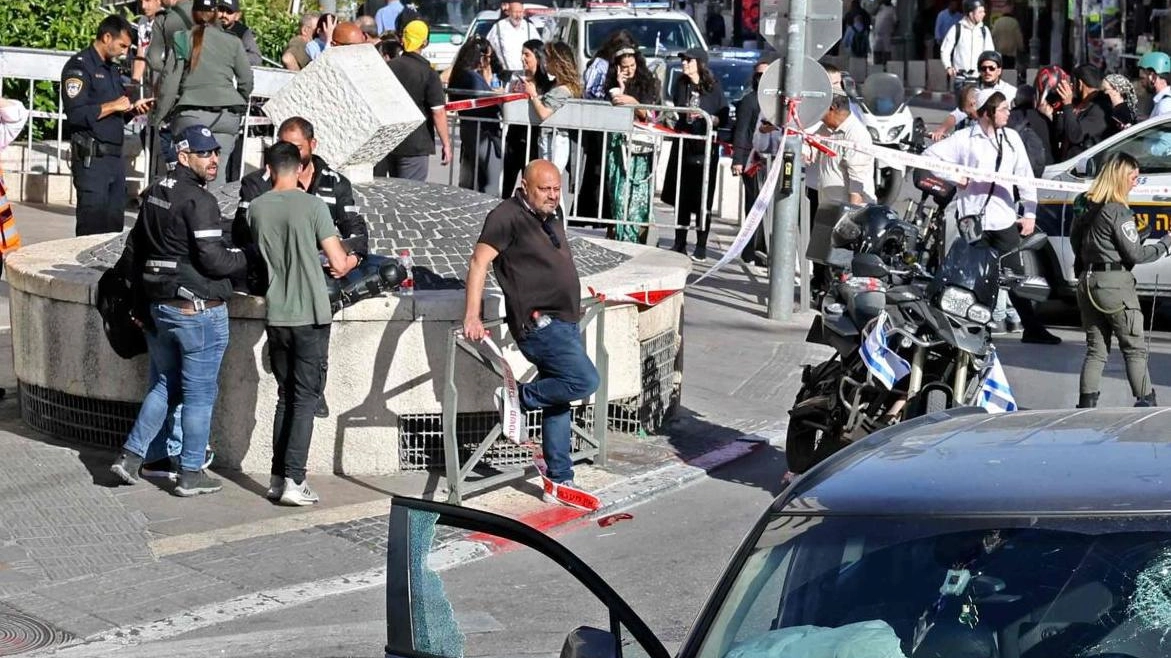 Torna la paura a Gerusalemme  Auto piomba sui passanti, 8 feriti  Netanyahu: "Attentato palestinese"