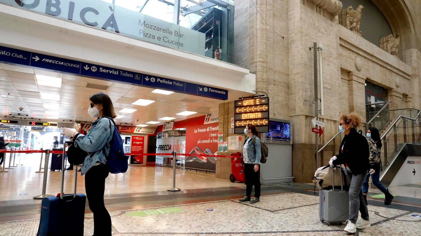Passeggeri in partenza da stazione centrale di Milano (Ansa)