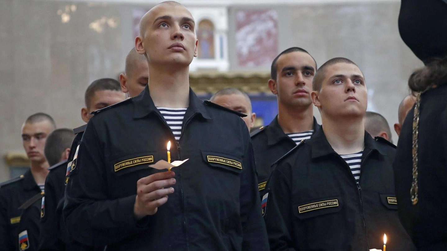 Russia, preghiera per i marinai che hanno perso la vita (foto Ansa)