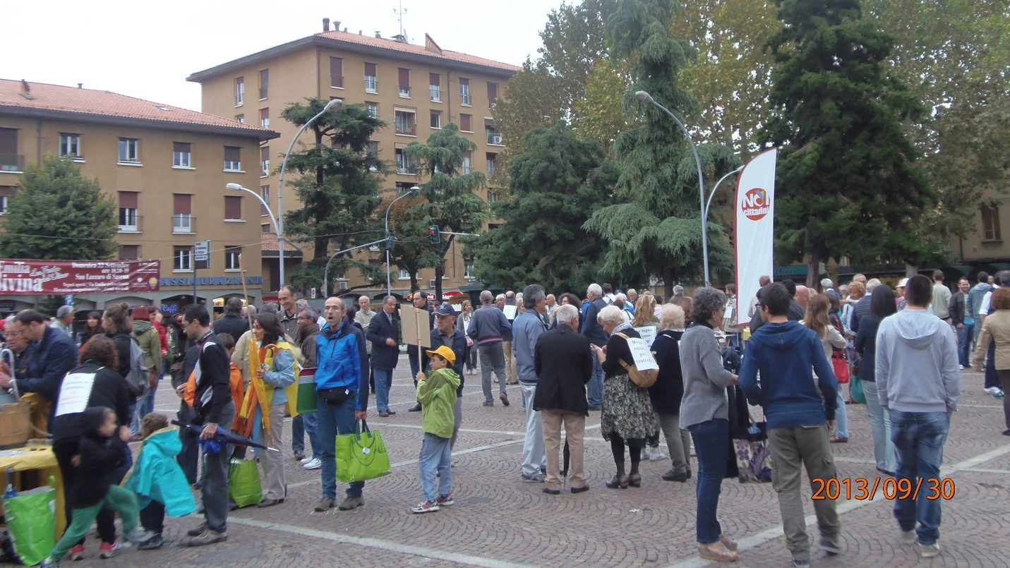 Una manifestazione contro la ‘cementificazione’  di Idice in piazza Bracci, nel centro di San Lazzaro