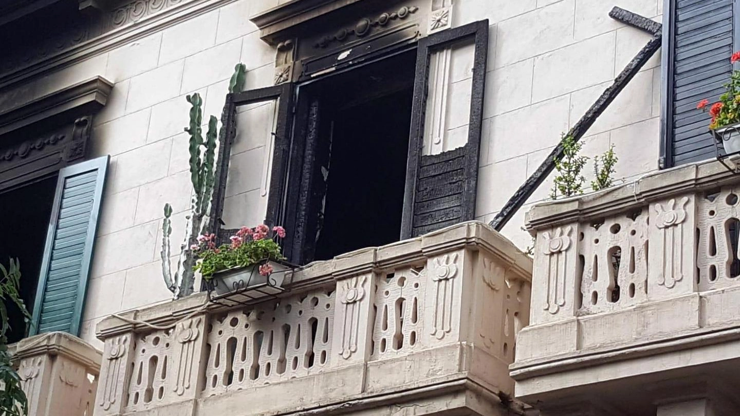 L'appartamento dove si è sviluppato l'incendio a Messina: due ragazzini morti (Ansa)