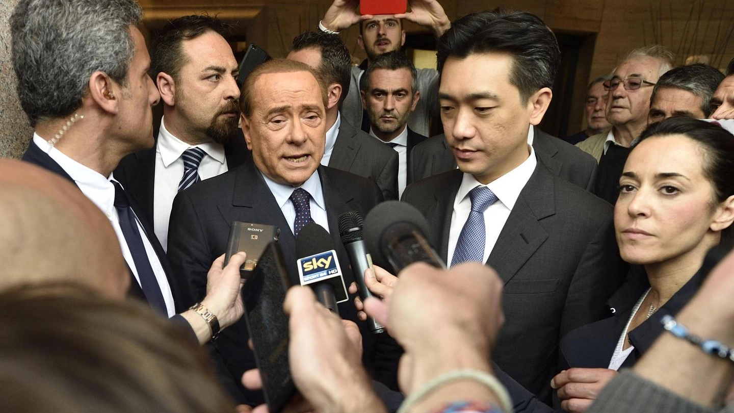 Silvio Berlusconi con Bee Taechaubol (Ansa)