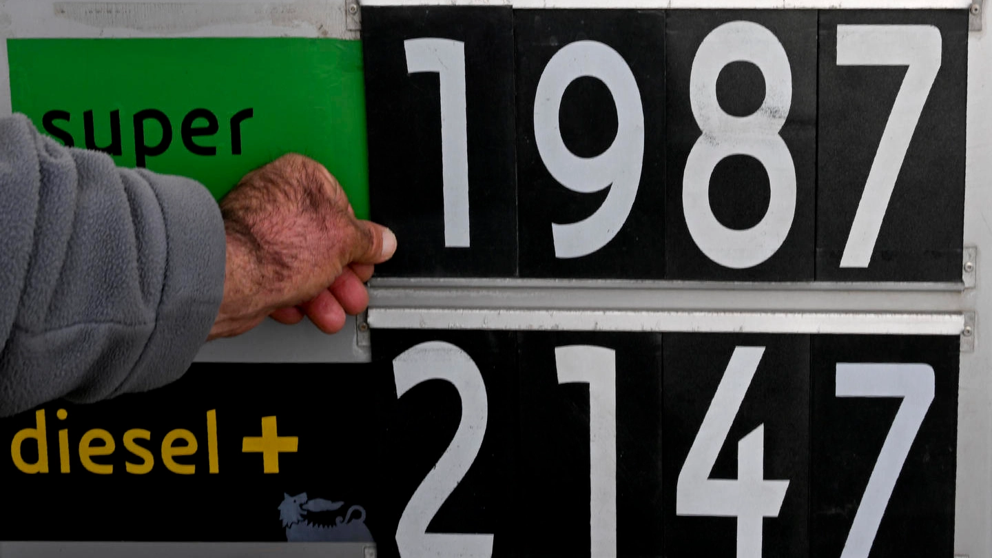 Prezzi dei carburanti esposti dai distributori a Napoli (Ansa)
