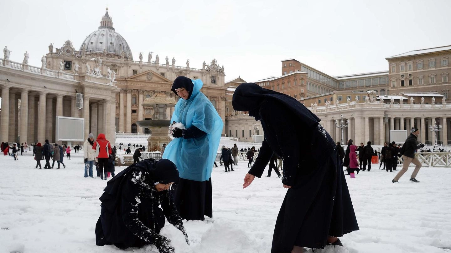 Neve a Roma, pupazzi di neve in piazza San Pietro (Lapresse)