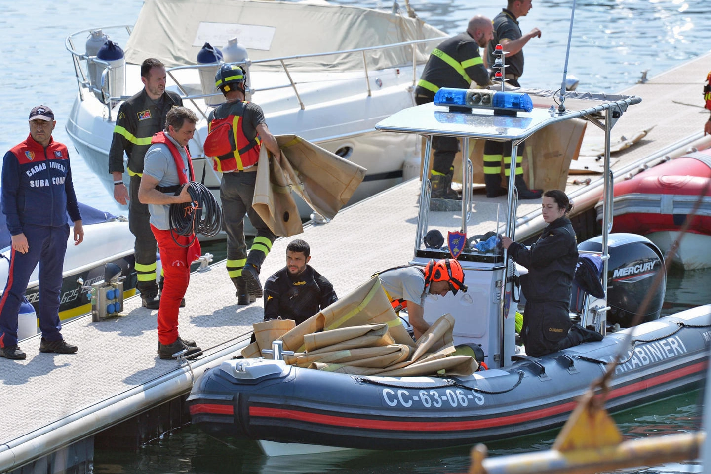 Le operazioni di recupero sul lago Maggiore nelle acque di Sesto Calende (Varese)