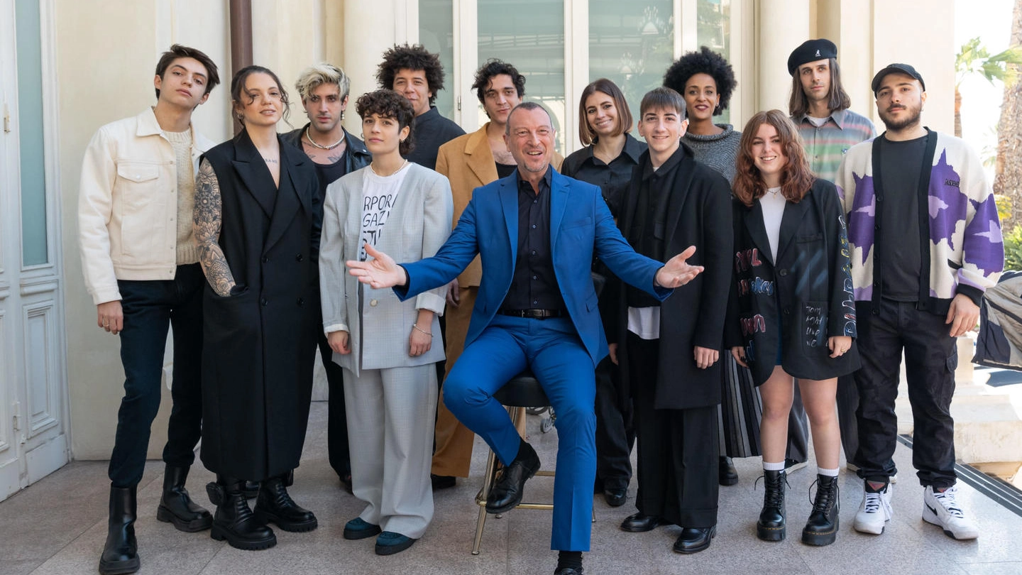 Amadeus con i 12 finalisti Sanremo