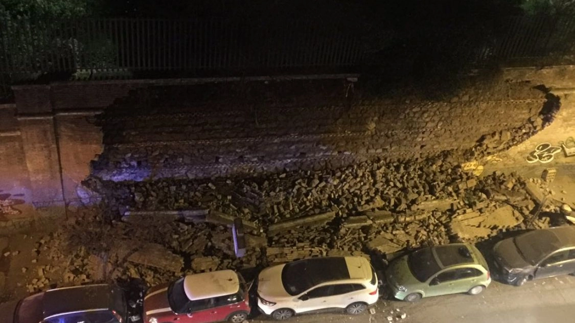 Crollato muro perimetrale di Villa Mercede lungo Via dei Marrucini (da twitter)