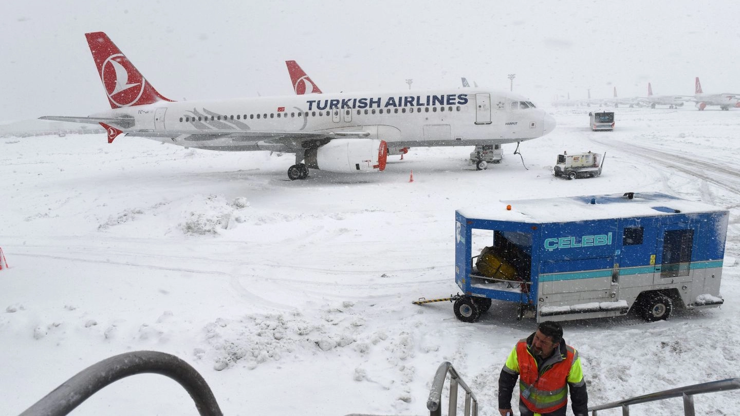 Istanbul, voli fermi per neve all'aeroporto (Afp)