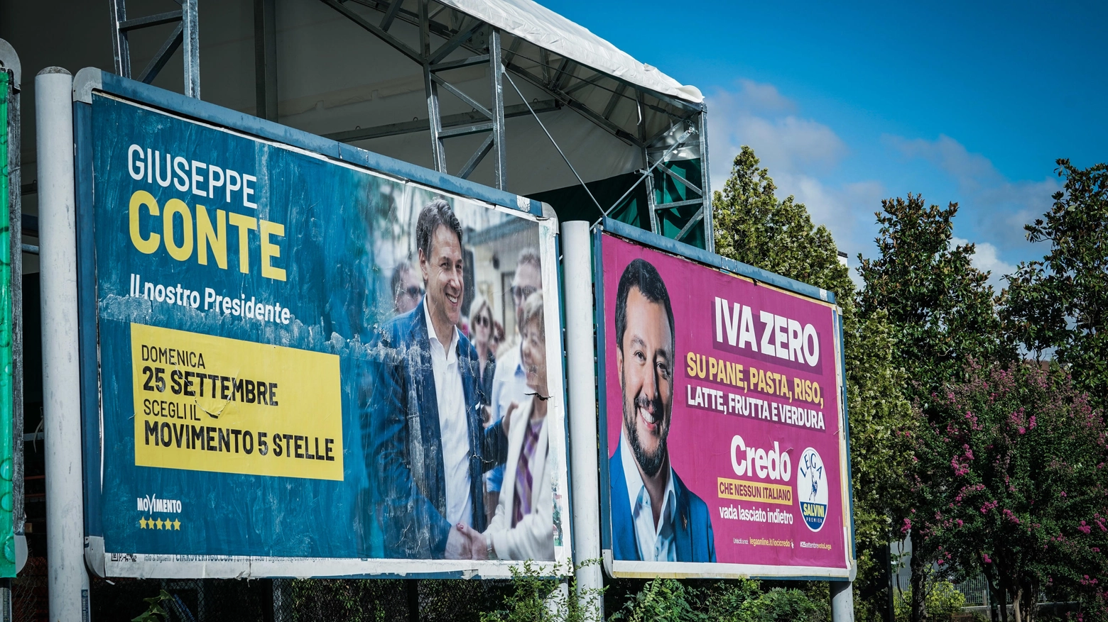 Alcuni manifesti elettorali nelle strade italiane (ANSA)