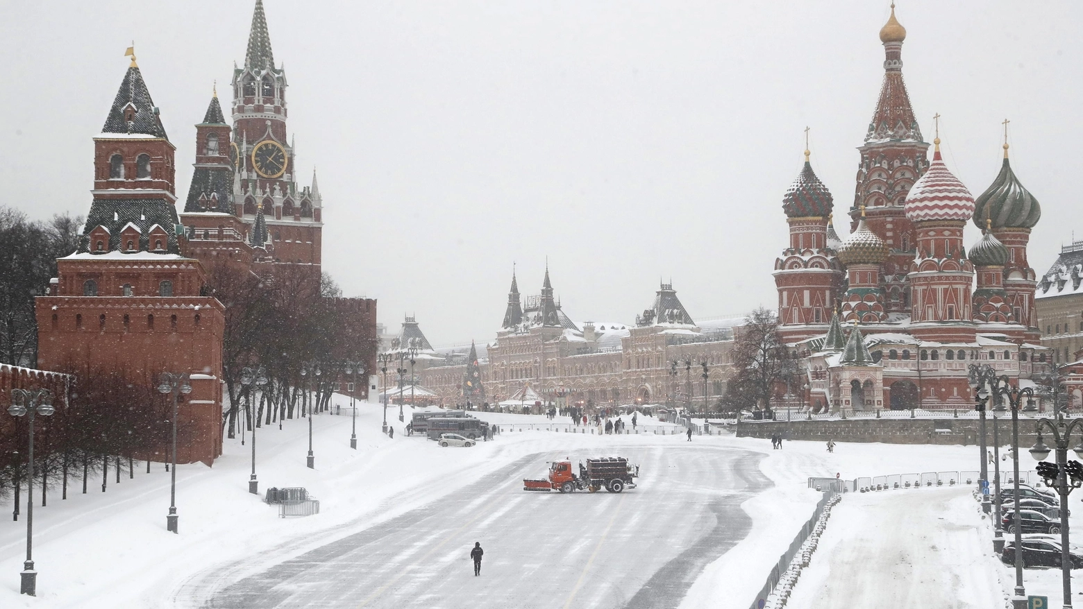La neve sulla Piazza Rossa a Mosca (Ansa)