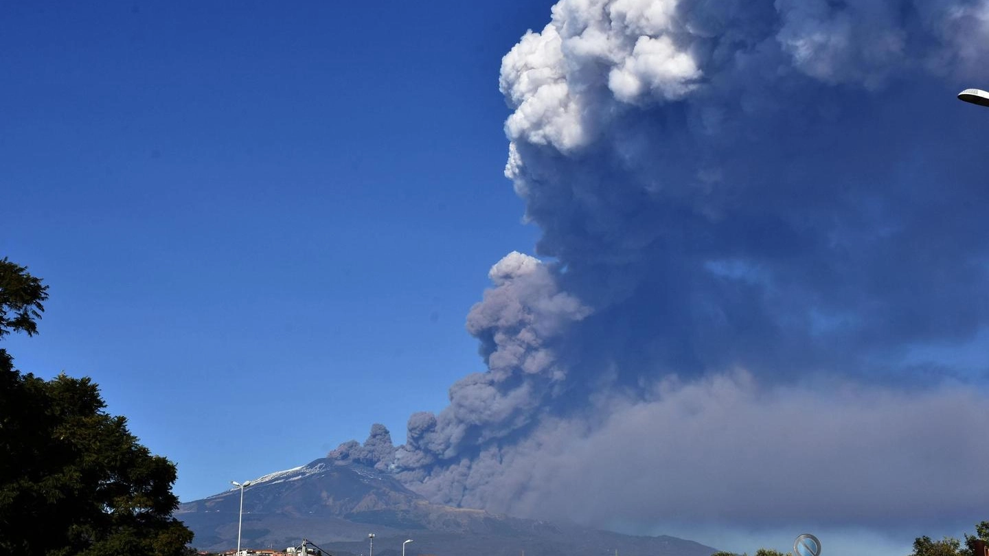 Etna in eruzione, nube di fumo su Catania (Ansa)