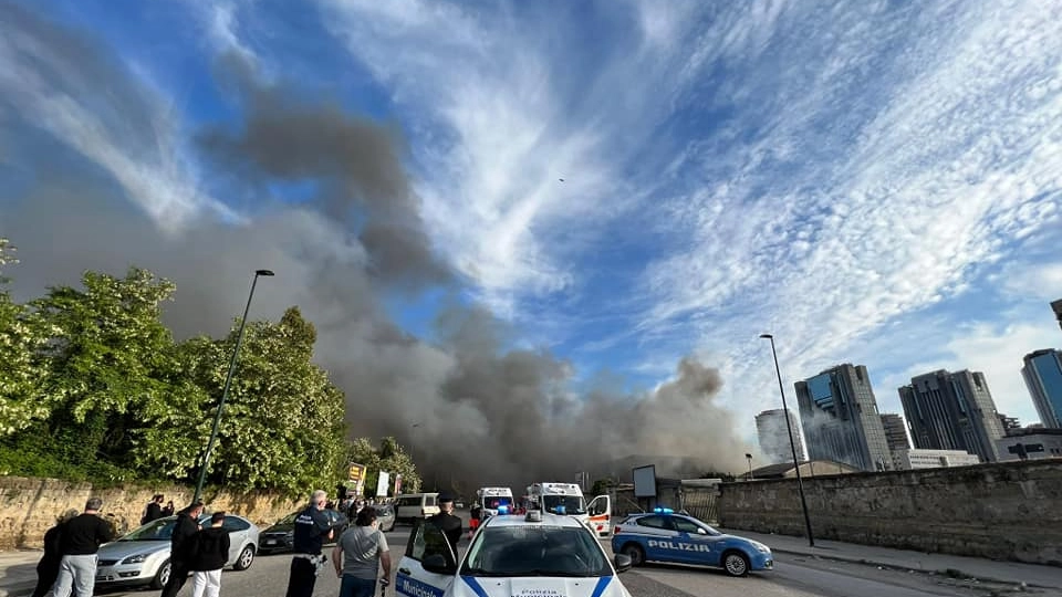 Incendio al campo rom di via Granturco a Napoli