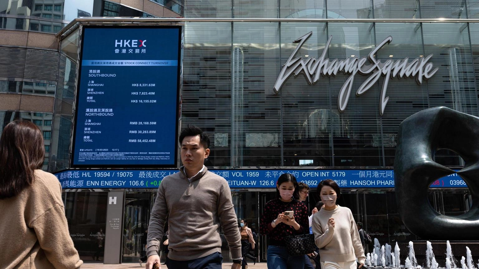 Borsa: Kong Kong crolla con dati Pil Cina, chiude a -3,71%