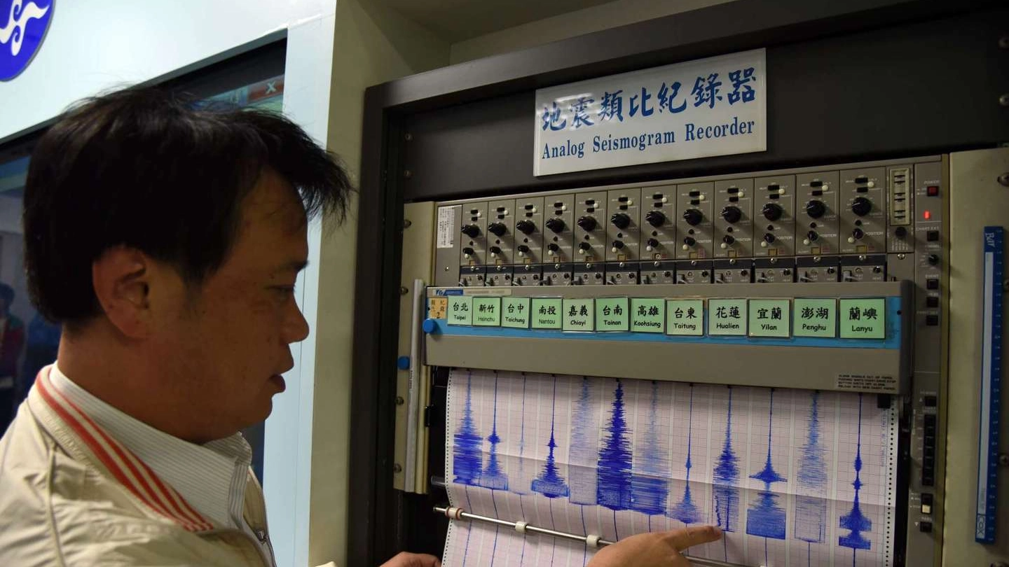 Il sismografo indica la scossa che ha colpito Taipei (Olycom)