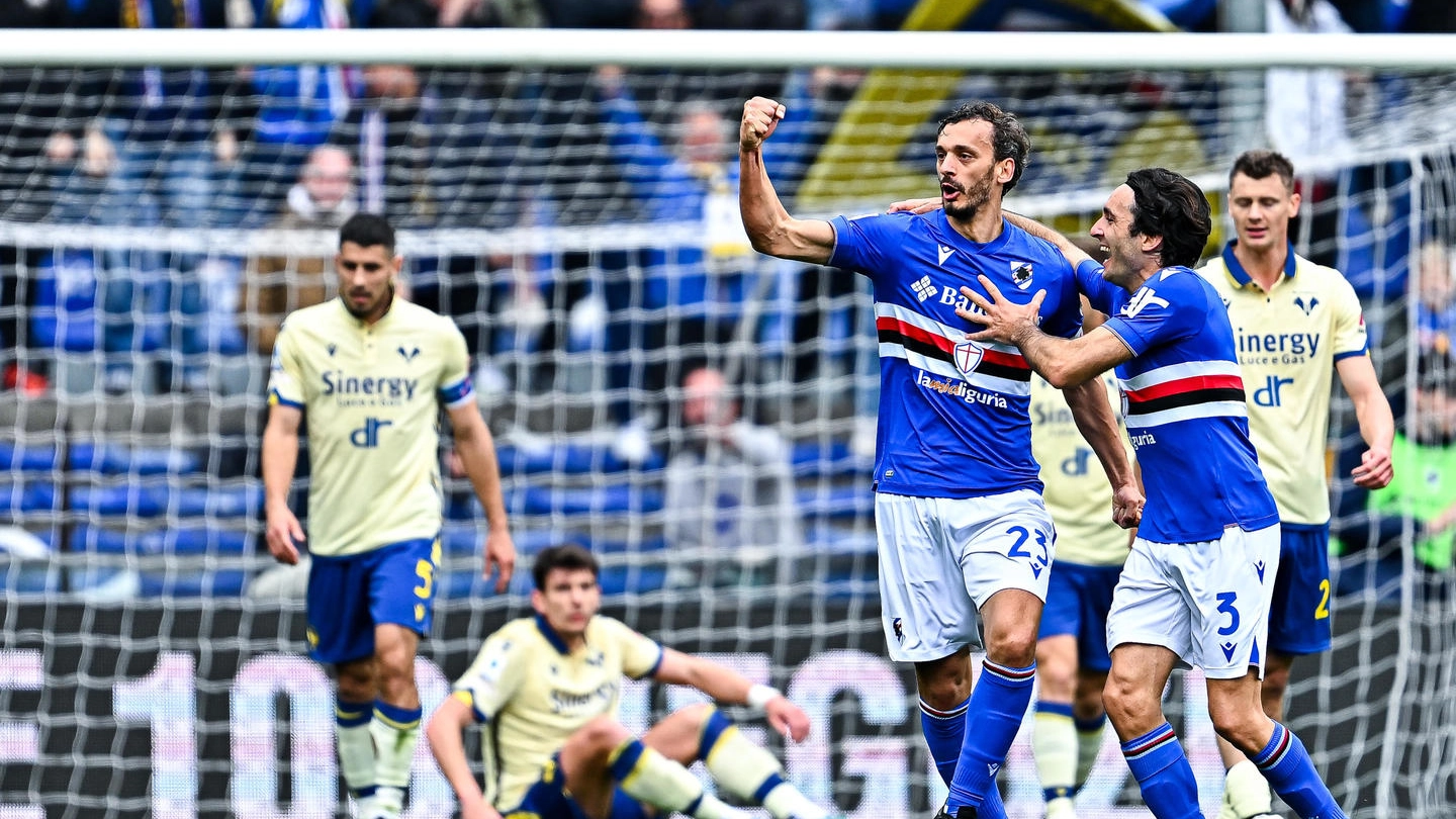Gabbiadini festeggia il gol mentre riceve l'abbraccio di Augello