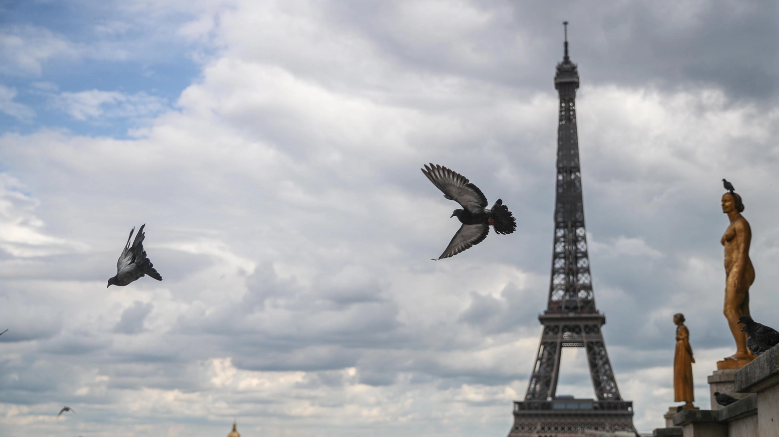 Una veduta di Parigi con la Tour Eiffel (Ansa)