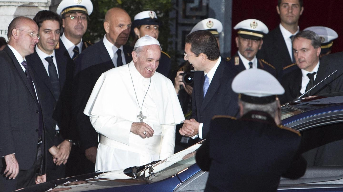 Papa Francesco con Ignazio Marino (Ansa)