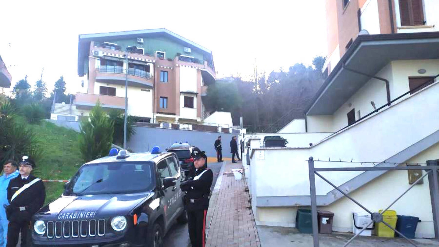I carabinieri nel quartiere di Maglianico dove è avvenuto il femminicidio (Ansa)