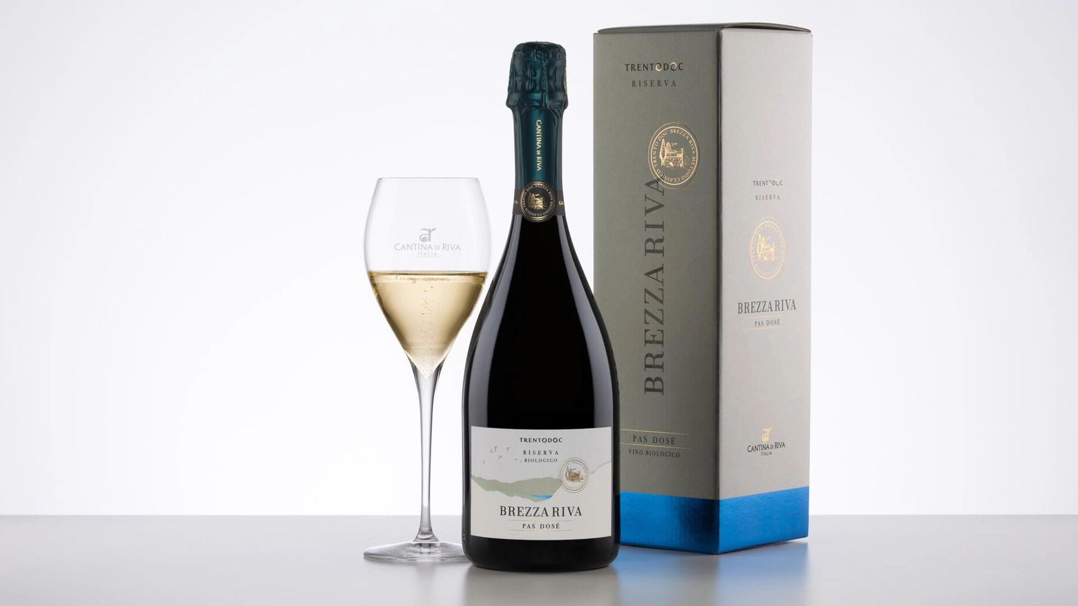 Il packaging ideato dal wine designer e fotografo Mario Di Paolo sottolinea il forte legame della cantina con il lago di Garda