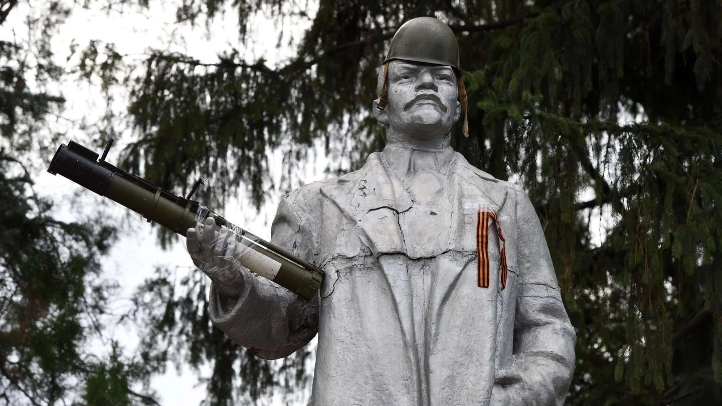 Bazooka ed elmetto messi dai filorussi su una statua di Lenin (Afp)