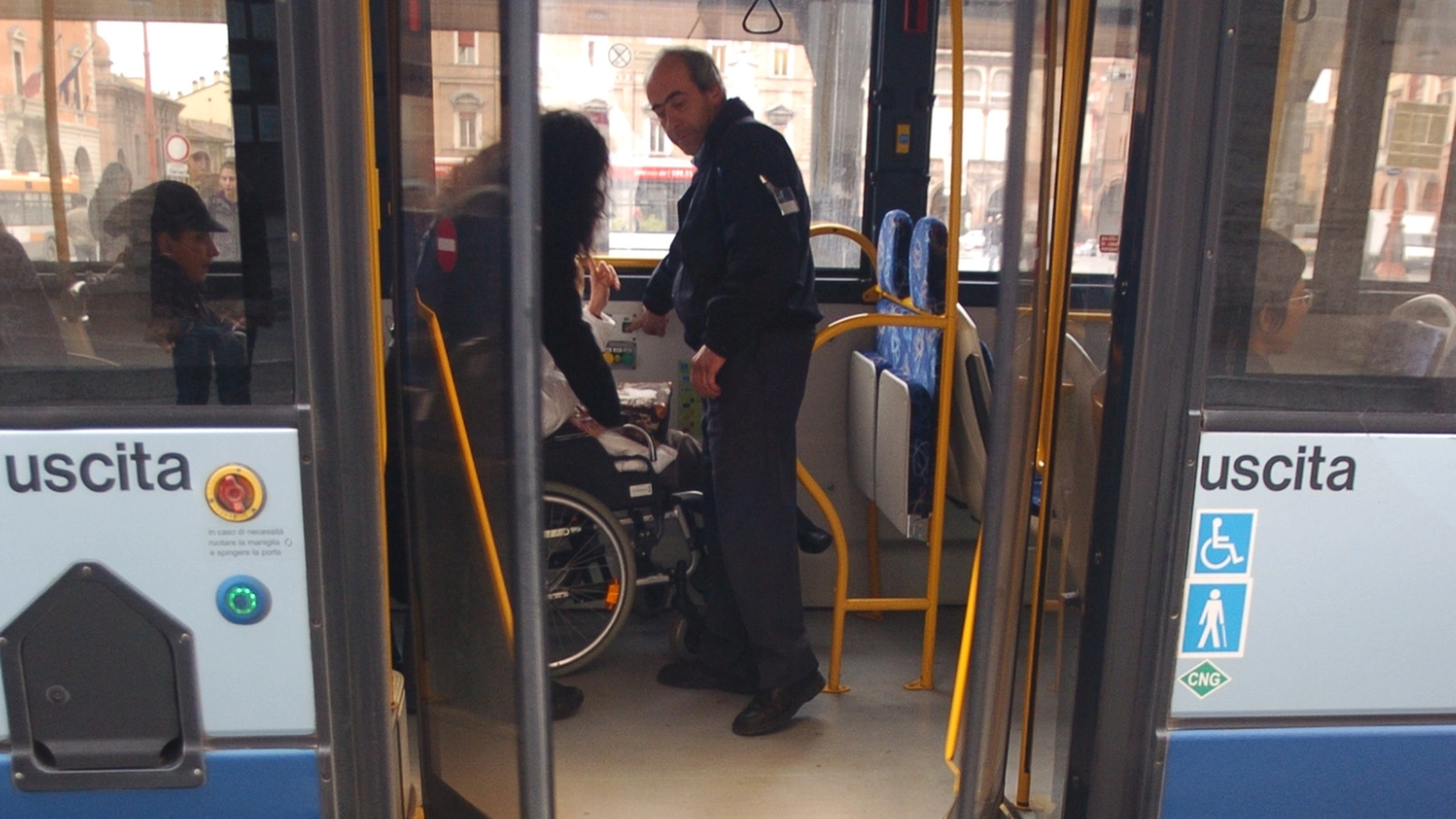 Una pedana per disabili di un autobus