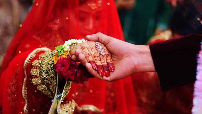 Maltratta la moglie  Per il pm va assolto  "Viene dal Bangladesh  È la sua cultura"