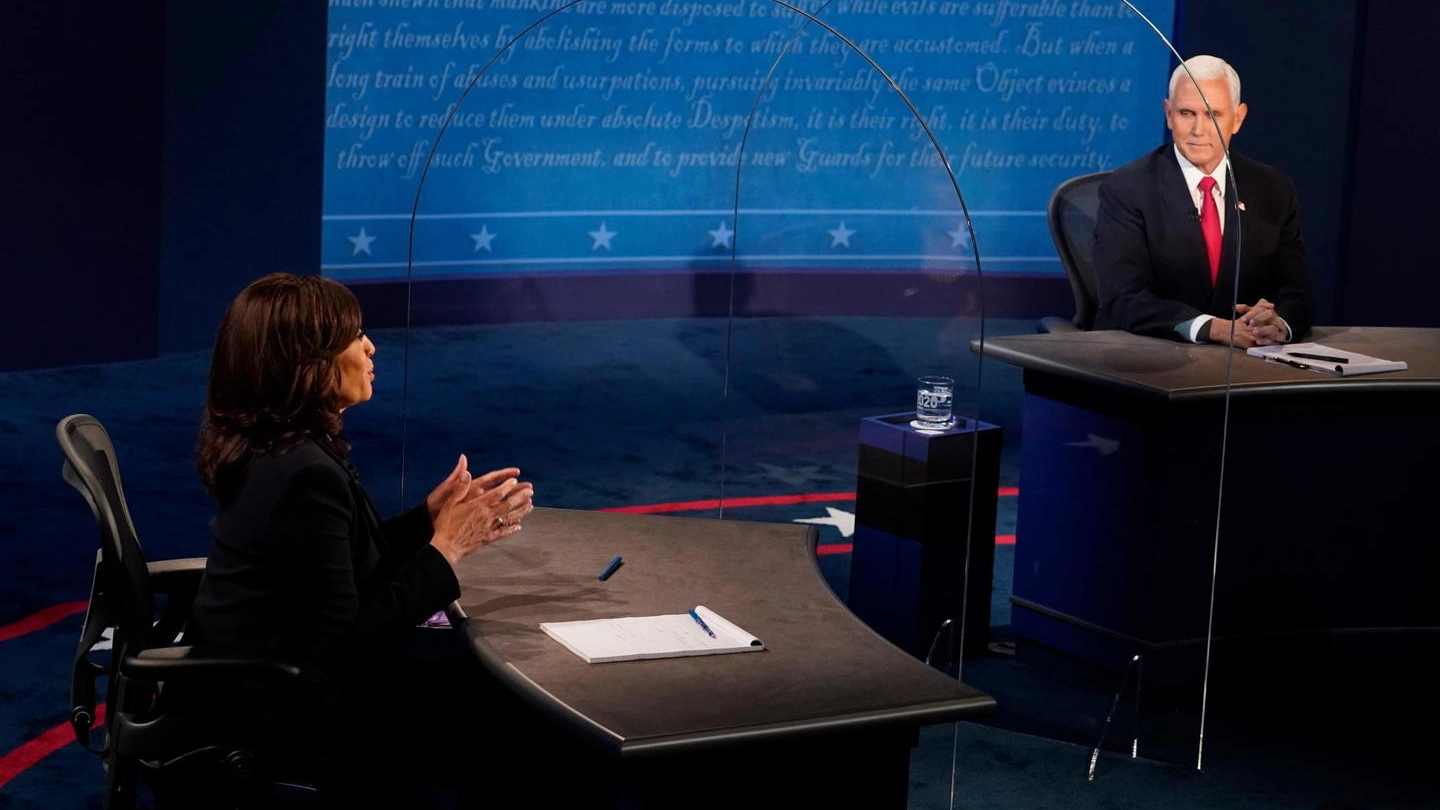 Kamala Harris e Mike Pence durante il dibattito (Ansa)