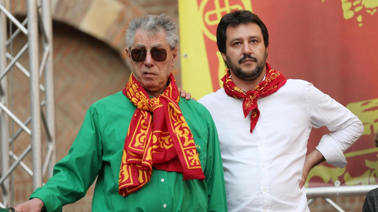 Umberto Bossi e Matteo Salini in un'immagine del 2014 (Ansa)