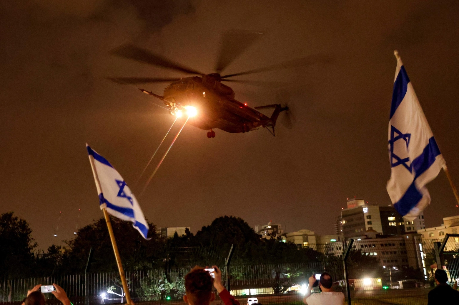 Un elicottero che trasporta gli ostaggi israeliani rilasciati da Hamas