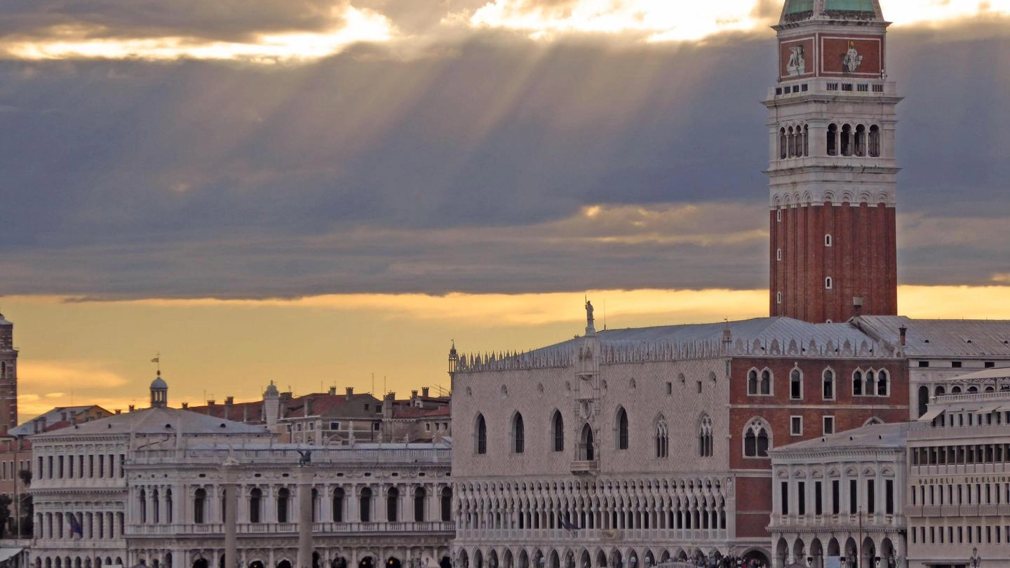 Venezia, palazzo Ducale al crepuscolo (Ansa)