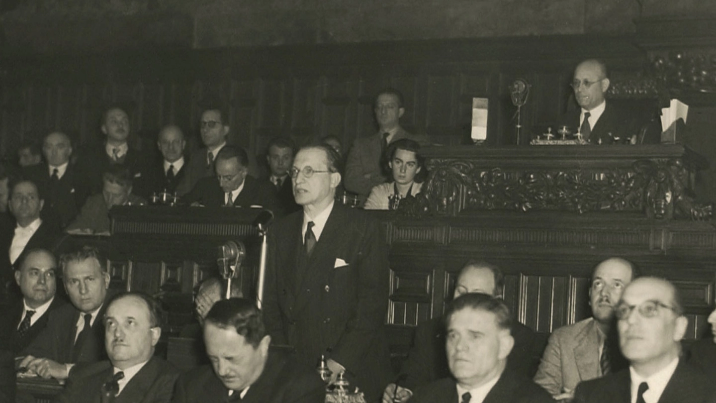 Una foto d’archivio dell’Assemblea Costituente. In primo piano Alcide De Gasperi