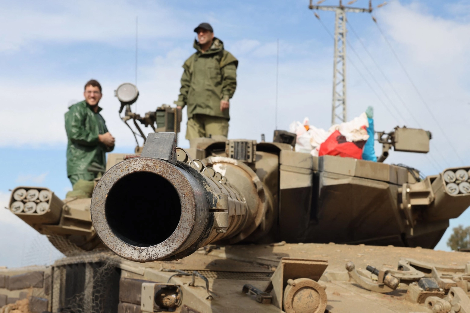 Tank israeliani attendono l'ordine di entrare a Rafah