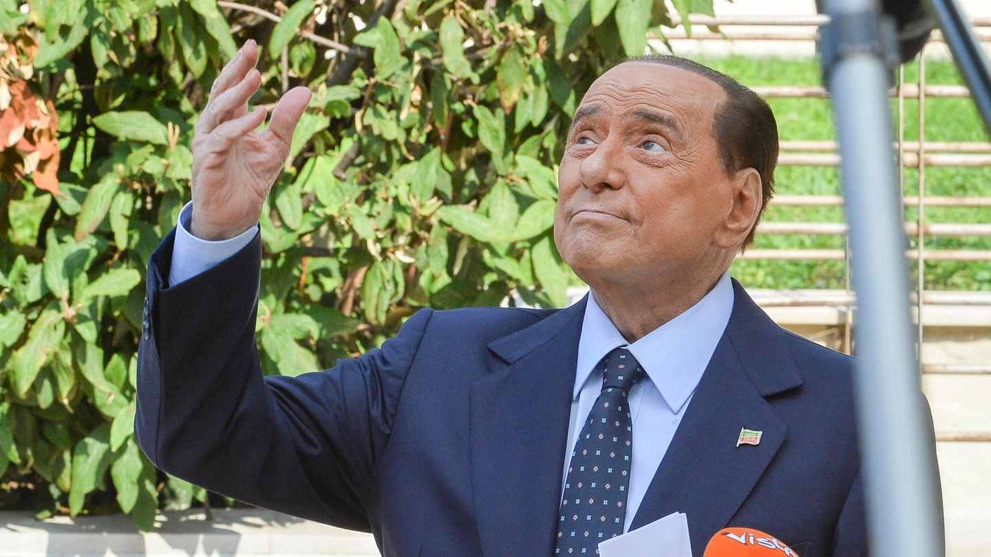 Silvio Berlusconi esce dal San Raffaele dopo il ricovero per Covid (Ansa)