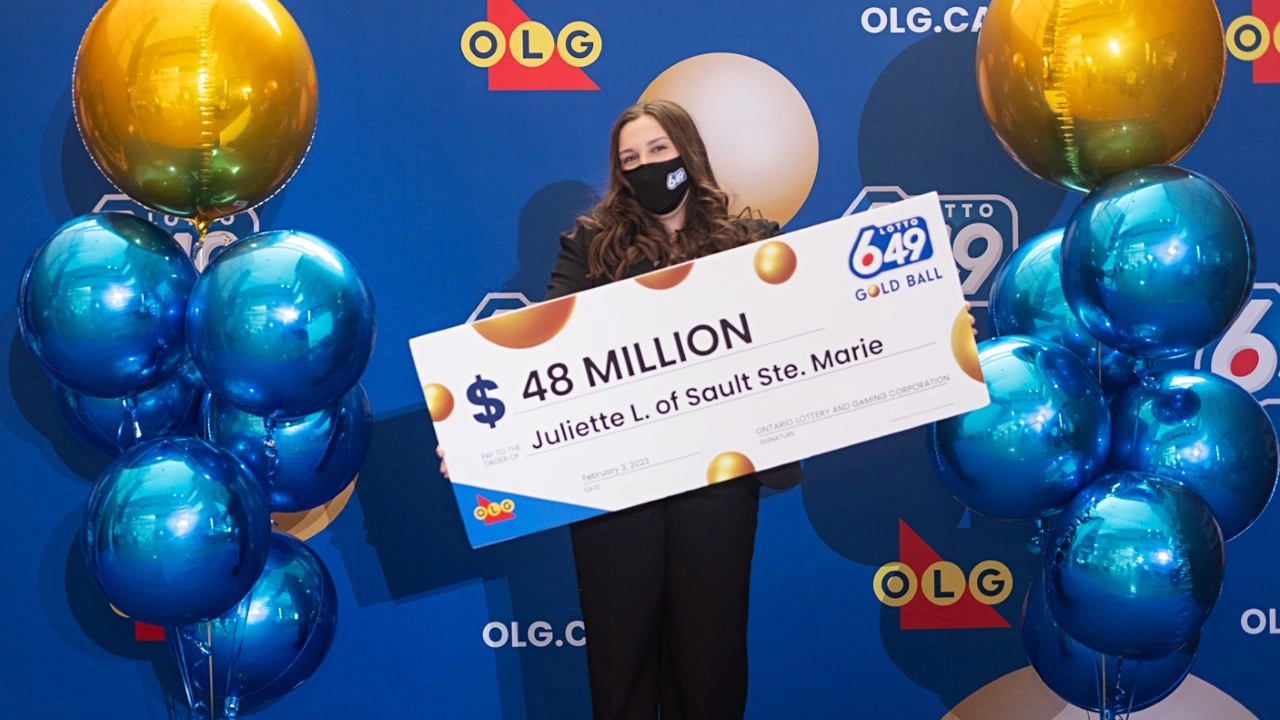 Juliette Lamour con l'assegno di 48 milioni di dollari canadesi (foto OLG)