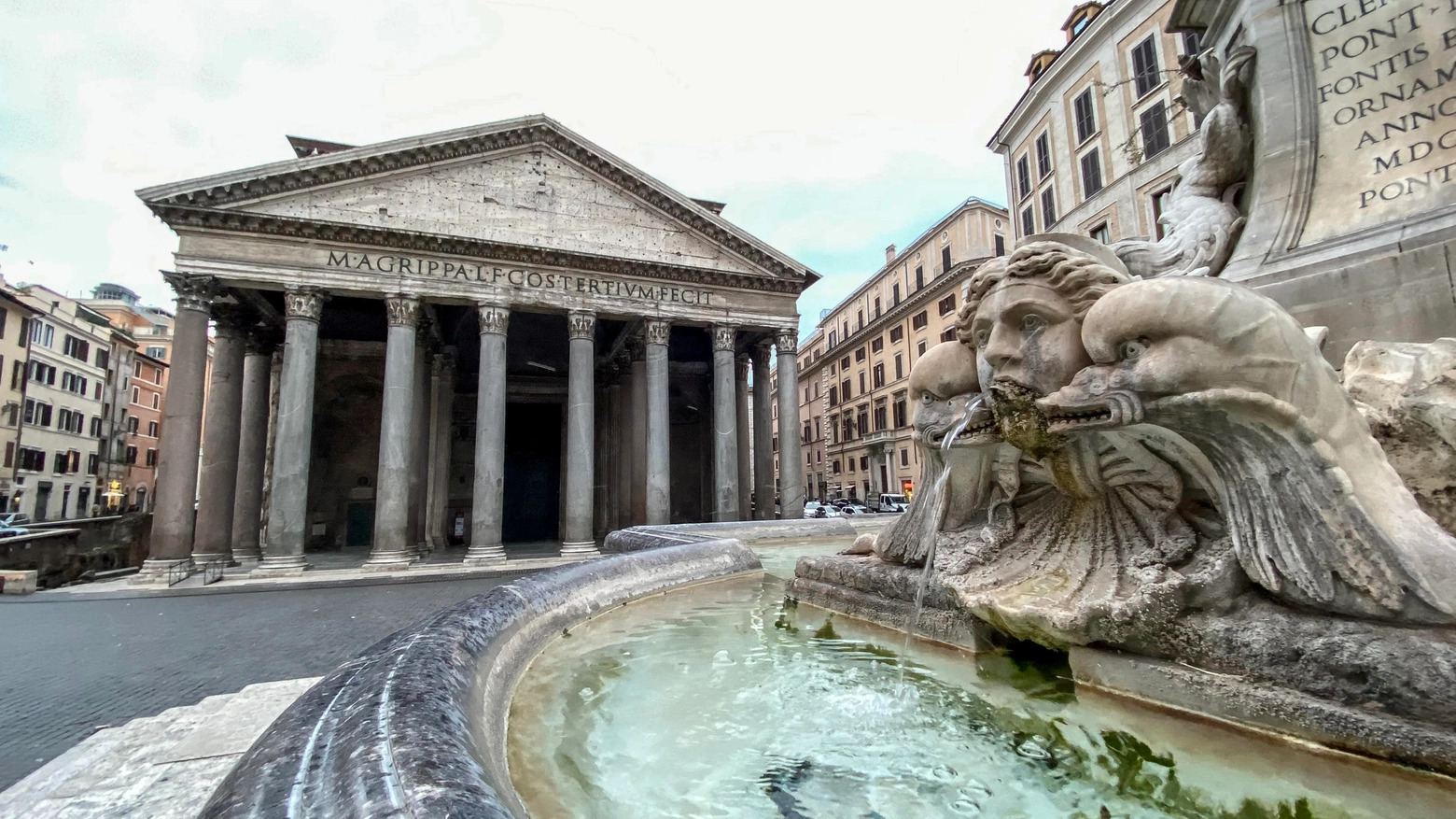 Il Pantheon e la fontana in piazza del Pantheon, Roma