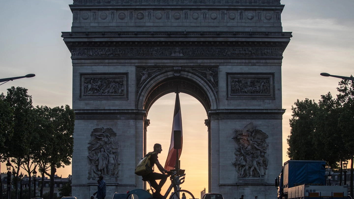 L'Arco di Trionfo a Parigi (Ansa)