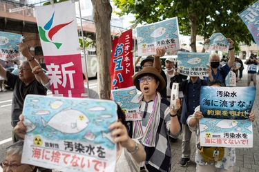 Fukushima, iniziato lo scarico delle acque radioattive nell’oceano. Proteste, l’Aiea: “Trizio inferiore ai limiti di pericolosità”