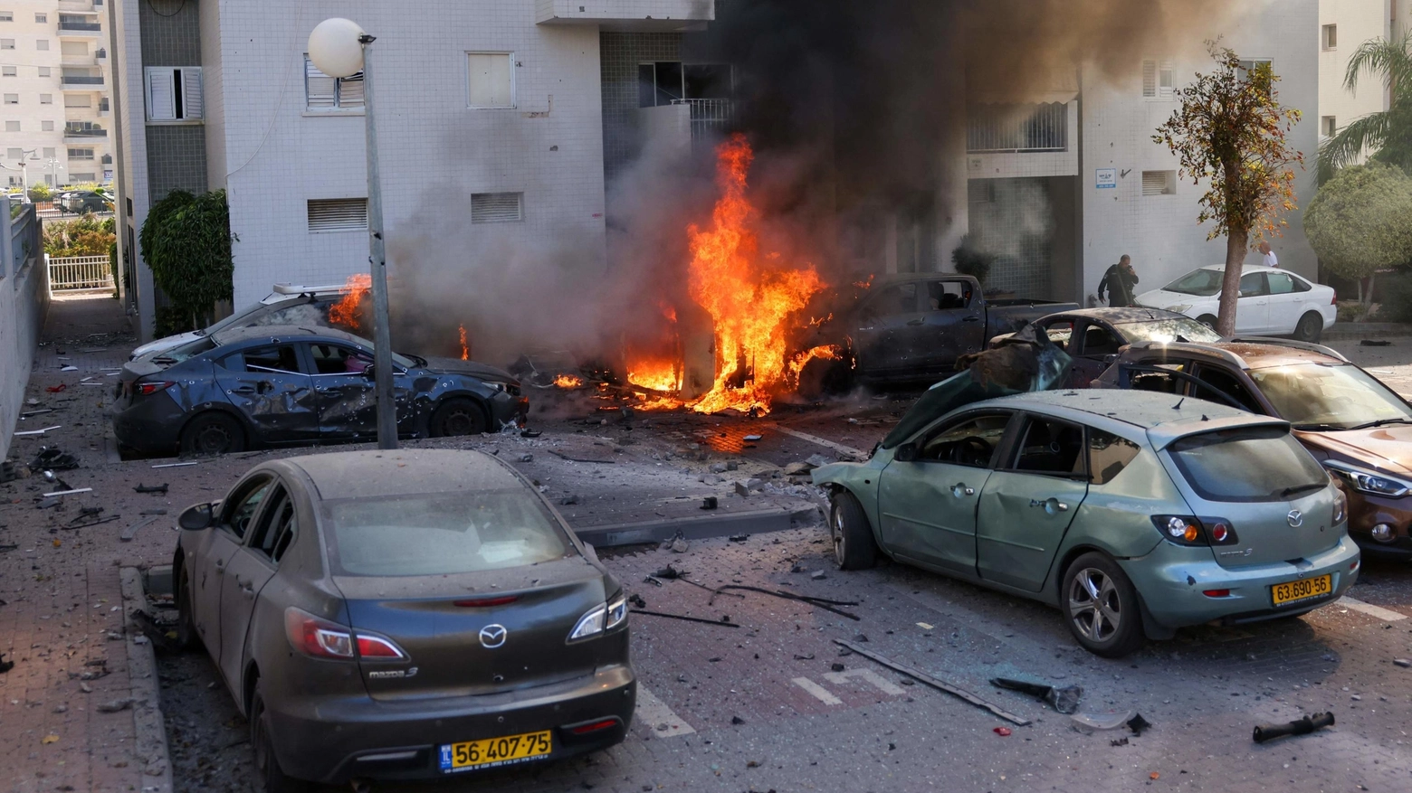 Ashkelon: alcune auto distrutte dai missili lanciati da Hamas (Ansa)