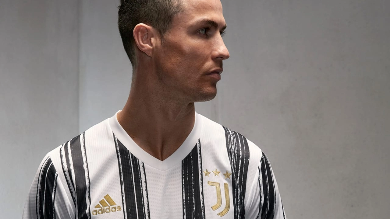 La nuova maglia della Juventus indossata da Cristiano Ronaldo