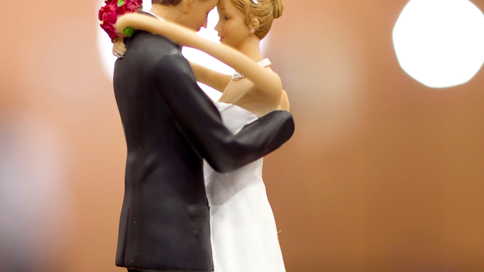 Gli sposi sulla torta di nozze (AP Photo)