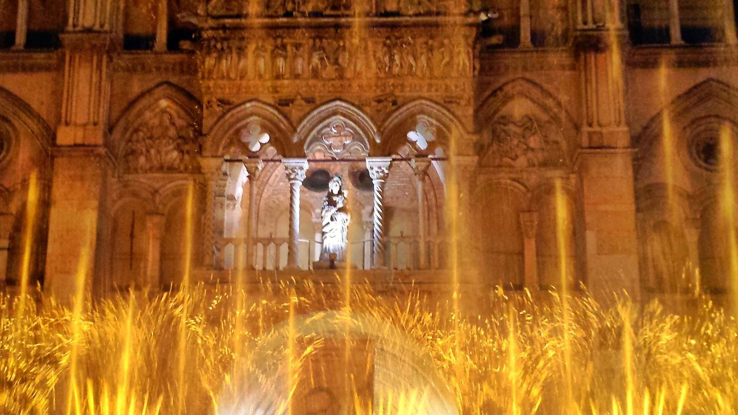Ferrara, la facciata del Duomo accesa di luci dorate dalle fontane luminose