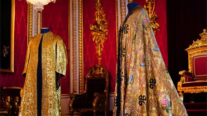 Incoronazione di Carlo: svelati gli abiti indossati da re e regina