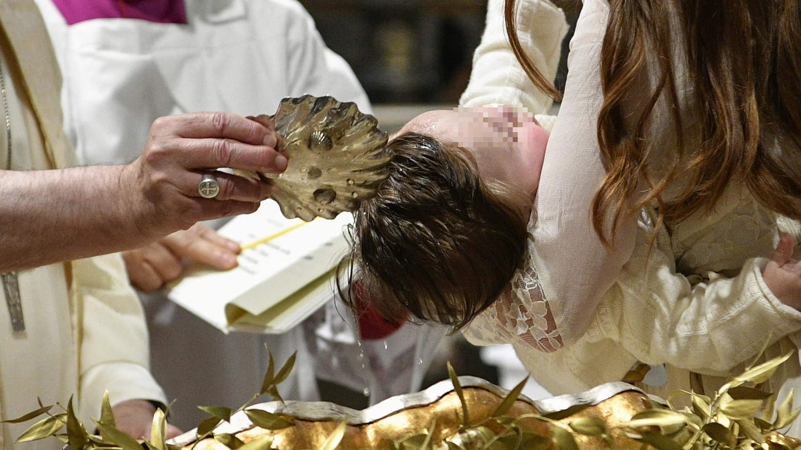Battesimo, stop a padrini e madrine. Il vescovo: hanno perso il ruolo di  guida