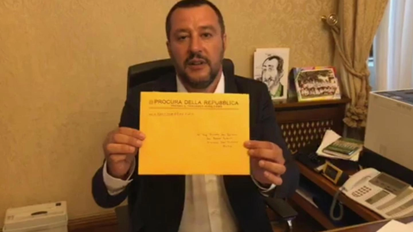 Salvini con la busta inviata dalla Procura (Ansa)