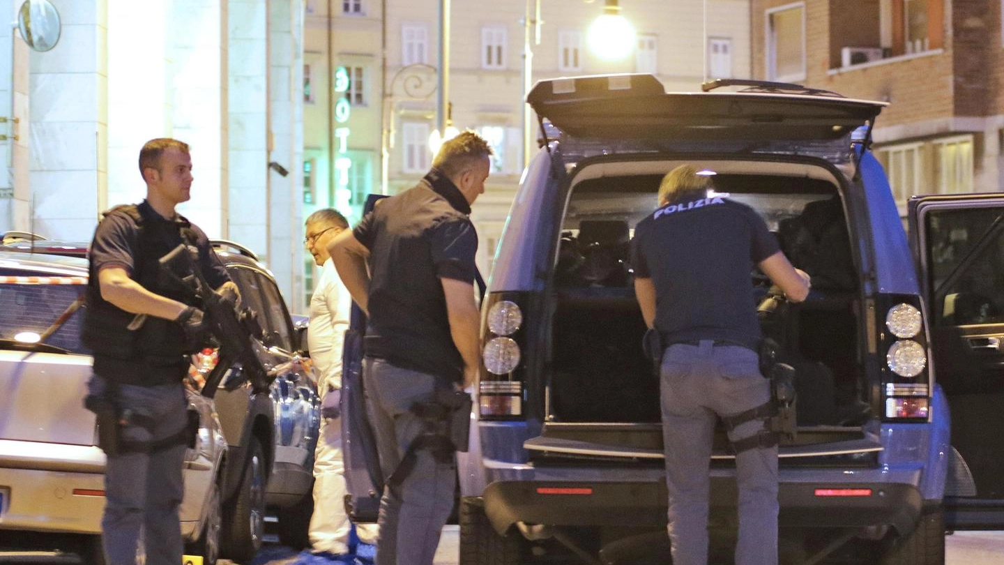 Agenti di polizia davanti alla Questura di Trieste (Ansa)