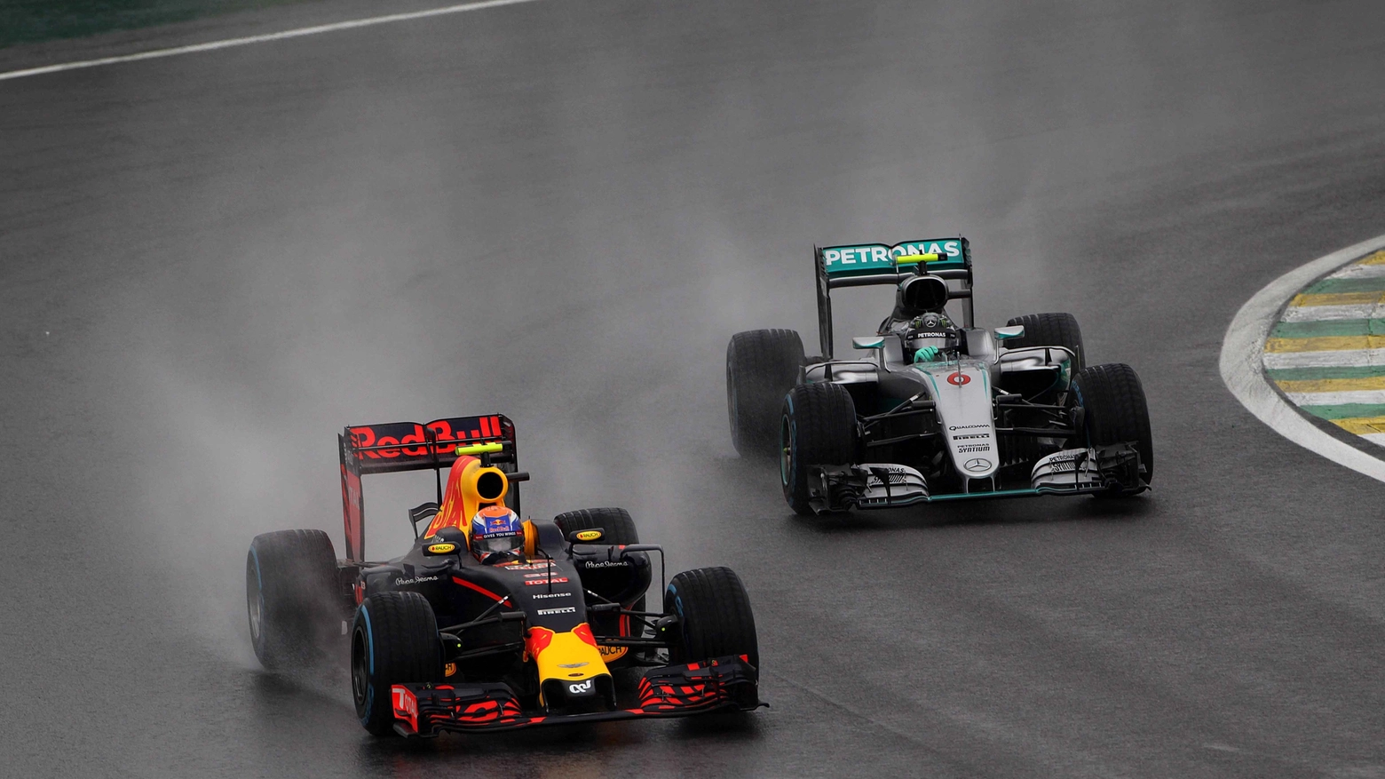 Verstappen davanti a Nico Rosberg, campione di F1 2016 (LaPresse)