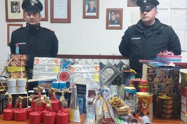 Carabinieri con fuochi d'artificio sequestrati a Napoli in questi giorni