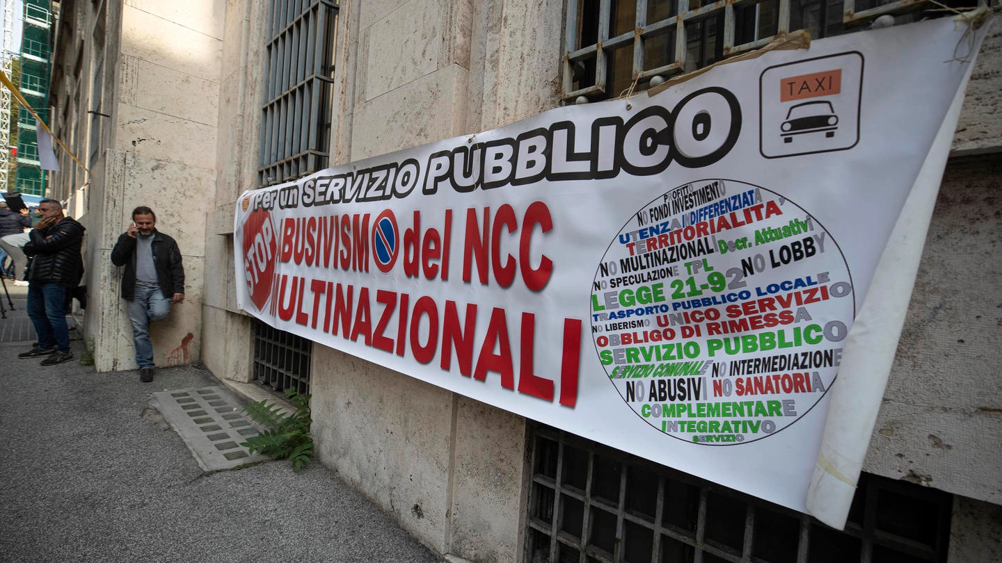 La manifestazione dei tassisti davanti al ministero dello sviluppo economico a Roma