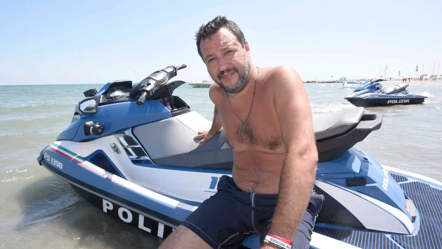 Matteo Salvini sulla moto d'acqua della Polizia (LaPresse)