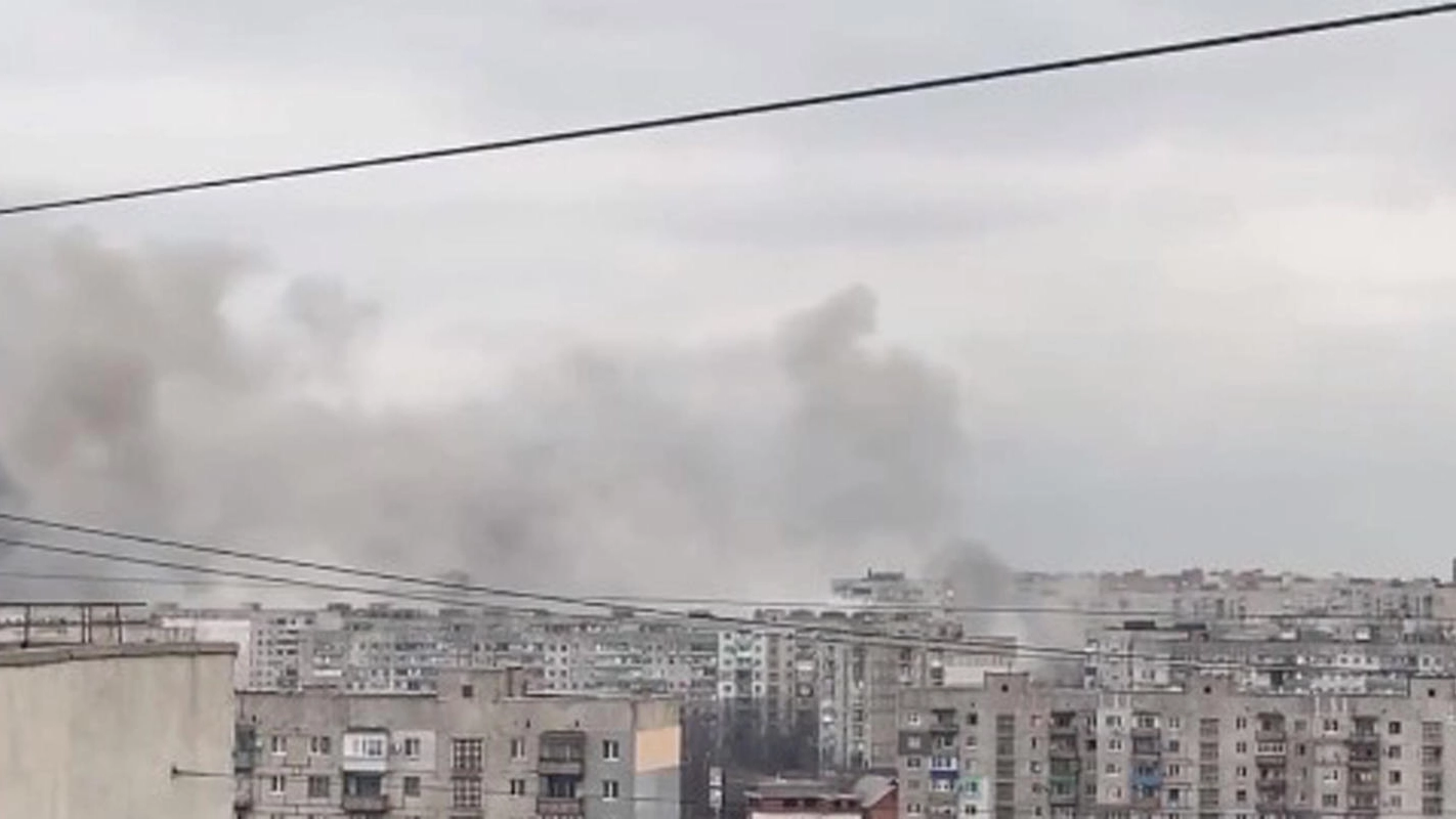 Bombardamenti nella città di Mariupol (Ansa)
